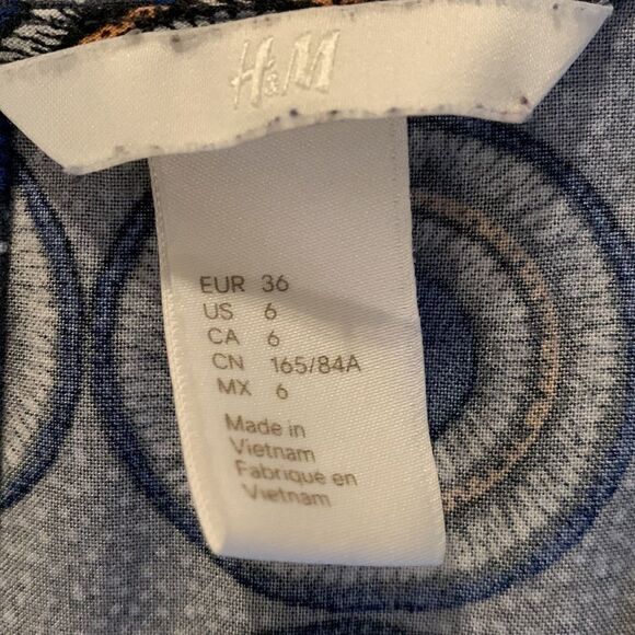 H&M blue circular pattern dress with back button closure Size 6 Full skirt - Picture 7 of 9